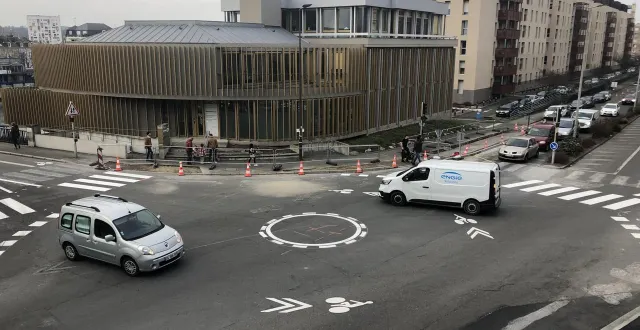 photo  un giratoire peint au sol peut être franchi uniquement si la manœuvre est indispensable.  &copy;  le maine libre 