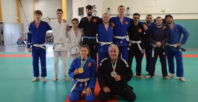 photo  les deux champions, accompagnés des combattants du club mouilleronnais, portent fièrement leurs breloques.  &copy;  ouest-france 