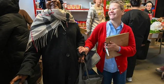 photo  angers, le 20 novembre 2025. vera, une camerounaise qui vit à angers depuis trois ans, vient régulièrement à la distribution. grâce aux restos, elle bénéficie aussi de cours de français gratuits.  &copy;  laurent combet 