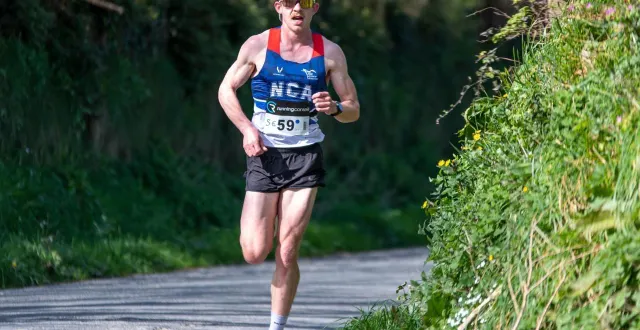 photo  le manchois pierre émile a remporté les foulées briouzaines, ce dimanche 23 novembre 2025.  &copy;  christian jézéquel 