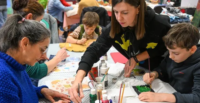 photo  les ponts-de-cé, hier, dimanche 23 novembre 2025. l’atelier « customise ton vêtement » était animé par l’artiste ukrainienne anastasia zemlian.  &copy;  co — laurent combet 