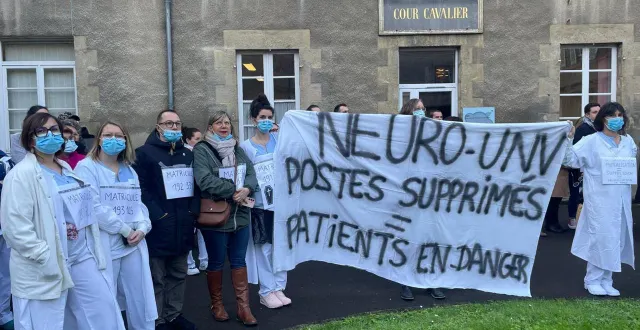 photo  plus de 200 soignants ont mené une action symbolique.  &copy;  ouest-france 