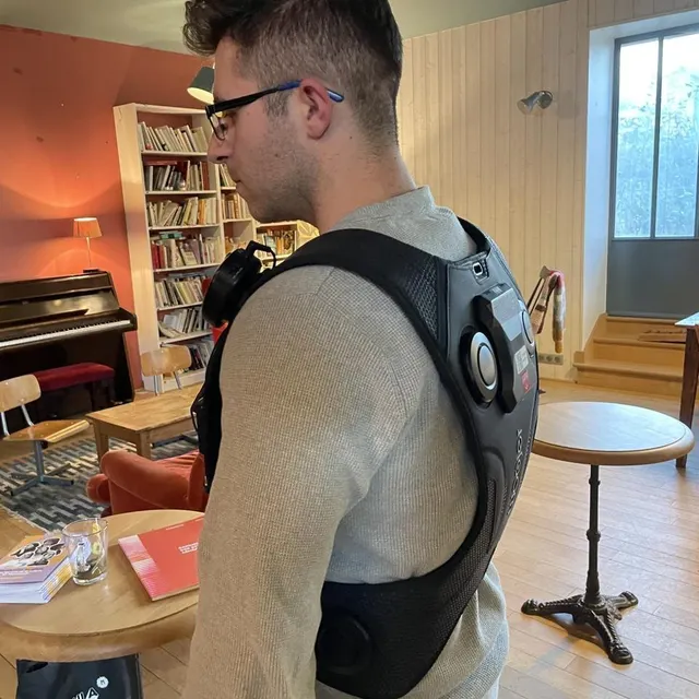photo mathieu agostini, l’un des créateurs du festival les sons du lac, à rabodanges, a testé le gilet vibreur destiné aux personnes malentendantes ou sourdes.  ©  ouest-france