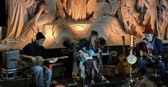 photo  angers, mardi 18 novembre 2025. coline linder en trio, entourée de guillaume lagger et sébastien chevillard, à la galerie david d’angers  &copy;  co 