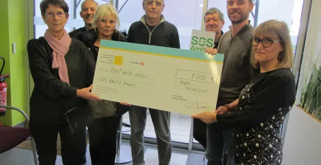 photo  elisabeth lefort trésorière, daniel bidet vice-président, béatrice dichant membre, philippe pareige responsable communication, hervé roth membre, mathieu fortannier ambassadeur de la fondation, sophie fernandez, marraine de sos amitié.  &copy;  ouest-france 