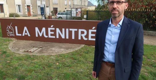 photo  la ménitré, le 20 novembre 2025. ici près du totem qui symbolise le bicentenaire de la commune, tony guéry est candidat à sa succession.  &copy;  co – agathe le nueff 