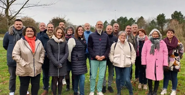 photo  christophe chupin (au centre de la photo) présente une liste presque complète (une dernière candidate doit donner sa réponse). absents : thomas belaud et stéphanie lepoureau.  &copy;  co 