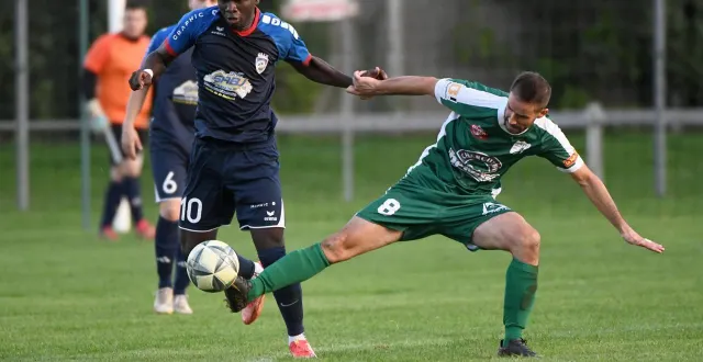 photo  malgré un but d’ousmane soumah (à gauche), l’us pays maixentais s’est inclinée à nueillaubiers (4-1). idem pour les tervais de renaud bourreau (à droite), qui ont concédé leur première défaite de la saison à thouars (3-2), dimanche 23 novembre 2025.  &copy;  archives co - marie delage 