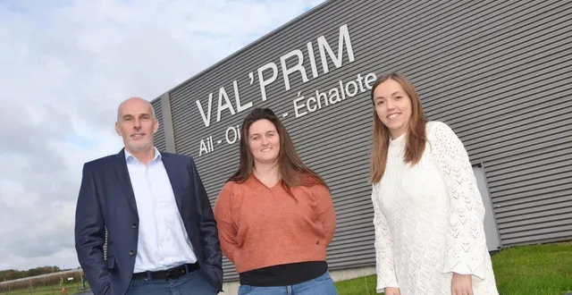 photo  longué-jumelles, mercredi 19 novembre 2025. erwann ferchal, nouveau directeur, victoria chasles, responsable des ressources humaines, et émeline hamard, responsable du marketing, cherchent à recruter.  &copy;  co 