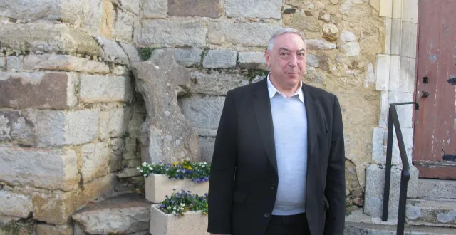 photo  jean-michel royer, devant l’église, un des fleurons de la commune.  &copy;  ouest-france 