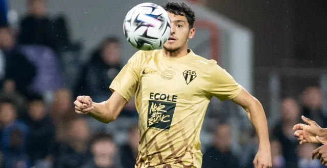 photo  yassin belkhdim a trouvé sa place sur le côté droit du milieu angevin.  &copy;  dppi via afp 