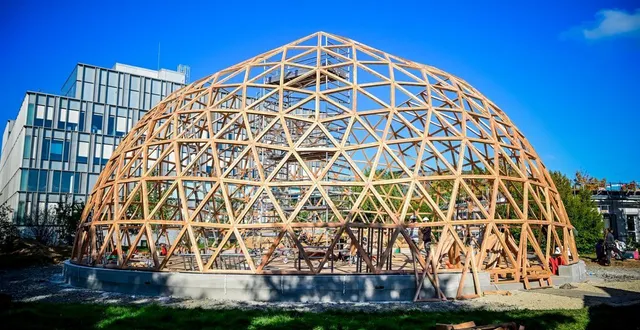 photo  lors de l’installation du dôme sonore à l’itemm en octobre 2025.  &copy;  archives le maine libre - yvon loué 