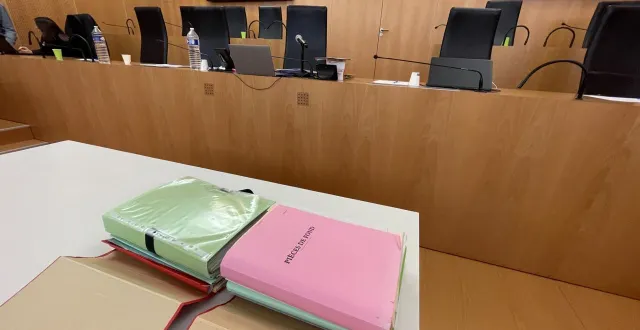 photo  démarré lundi 24 novembre 2025 à caen, le procès pour meurtre d’un normand de 39 ans se poursuit ce mardi, à la cour d’assises du calvados. ici, le dossier d’instruction, devant les sièges réservés aux magistrats et aux jurés.  &copy;  ouest-france 