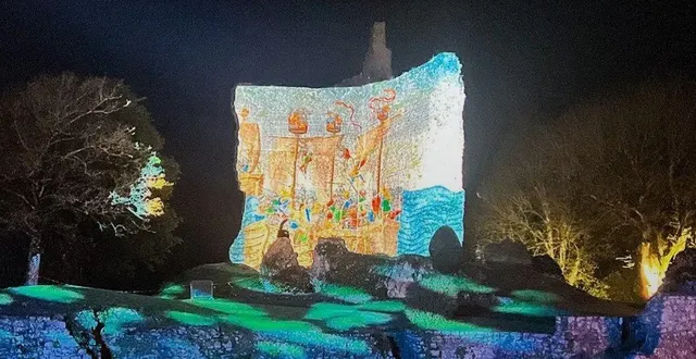 photo  reprise du mapping vidéo « les lueurs du donjon » samedi, à 17 h 30.  &copy;  we are kraft 