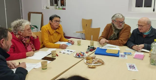 photo  rayon de soleil, créée en 2010 à alençon possède trois antennes dans le département dont une à sées, avec sa représentante marie-jeanne burgergon (3e à gauche), et didier bouthors (2e à gauche).  &copy;  ouest-france 