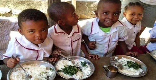 photo  les bénéfices de la pièce jouée par la troupe des improsteurs permettront à des enfants d’afrique de manger plus correctement.  &copy;  bécon-solidarité 