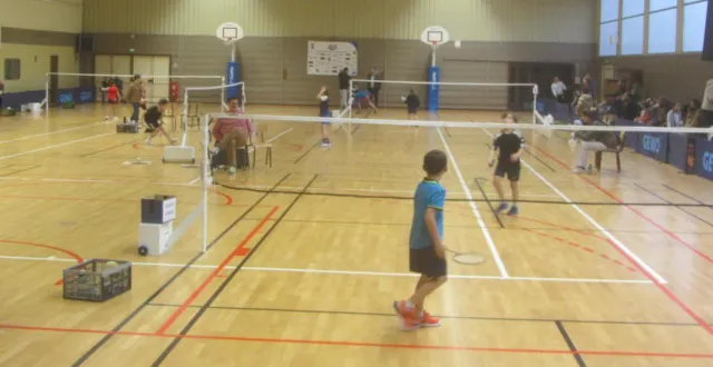 photo  dimanche, il aura fallu deux salles, belle-roche et roche-bleue, pour accueillir la centaine de badistes, dont 21 filles, pour le tournoi jeunes de badminton, organisé par le club béconnais. tous ces jeunes venaient de 15 clubs du département de maine-et-loire.  &copy;  ouest-france 