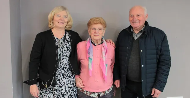 photo  la maire amélie delaunay (à gauche), avec les deux doyens de l’assemblée : jeaninne pouchin, 90 ans, et yves massin, 89 ans.  &copy;  ouest-france 