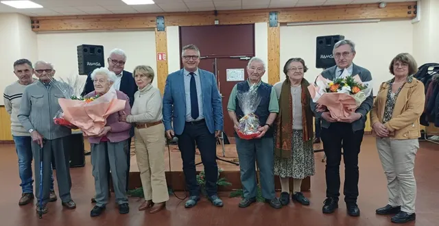photo  dimanche, à la salle jean-féron, les élus ont mis à l’honneur lors du banquet des aînés quatre doyens et doyennes venus des neuf communes déléguées que compte la nouvelle commune : maurice gaultier, 96 ans, thérèse brière, 92 ans, roland petit, 93 ans et renée guyet, 93 ans.  &copy;  ouest-france 