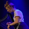 photo avec sa harpe en bandoulière et sa sublime voix, l’artiste promet un très beau moment d’évasion.