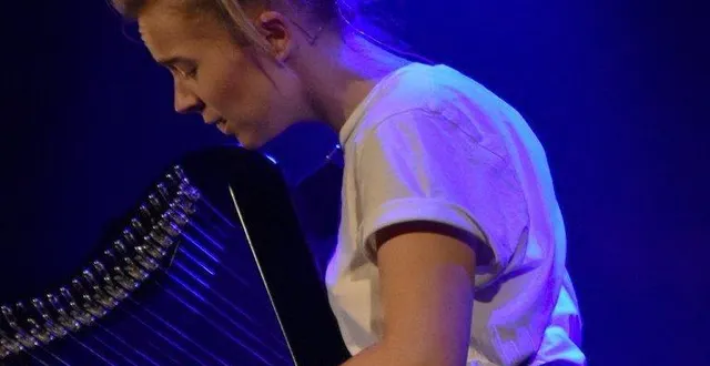 photo  avec sa harpe en bandoulière et sa sublime voix, l’artiste promet un très beau moment d’évasion.  &copy;  david tiphainel 