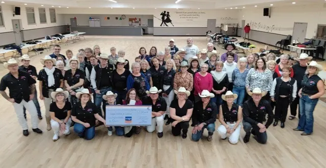 photo  c’est lors d’une répétition le 18 novembre, que l’association country girls and boys a remis un chèque au comité départemental de la ligue contre le cancer.  &copy;  le maine libre 