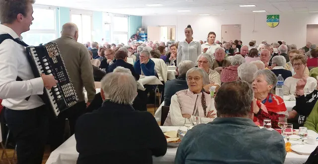 photo  l’accordéoniste est passé parmi les convives.  &copy;  ouest-france 
