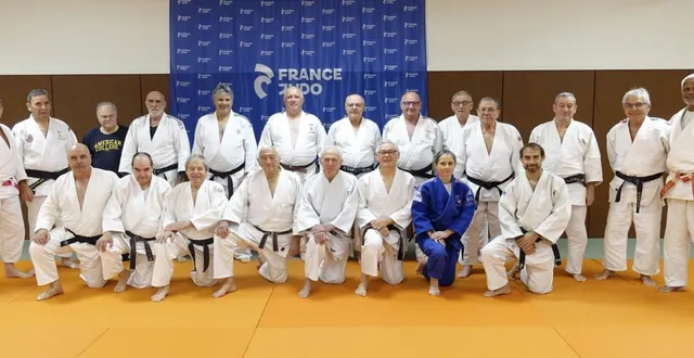 photo  dominique bizeray, (de d à g, 6e en haut) entouré par les aînés du judo sur le tatami de jean-carmet.  &copy;  ouest-france. 