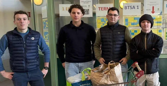 photo  antoine, aymeric, justin et thibault, apprentis au cfa de la germinière, devant les premiers dons récoltés.  &copy;  ouest-france 