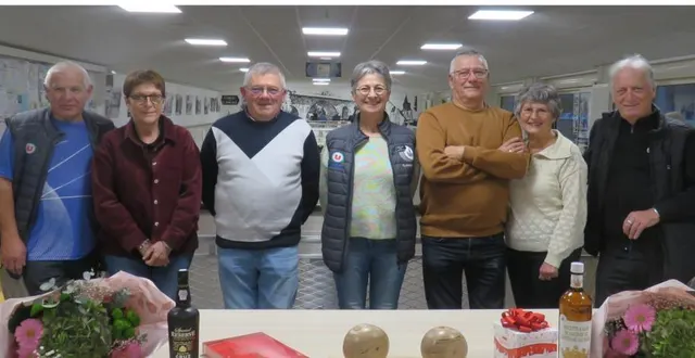 photo  samedi, la société de boule de fort de l’amicale organisait la finale de son concours « un homme, une femme ». 58 équipes étaient engagées. marinette et philippe lelièvre n’ont laissé aucune chance à brigitte chrétien et joël poirier, en s’imposant 12 à 1. pascale lecomte et son partenaire françois guimard et le couple odile et noël couvreur complètent le podium. en l’absence du président, jean-luc mouteau, la vice-présidente claudine berterault a remercié joueurs et organisateurs avant de rappeler les prochains concours et, notamment, le challenge de l’authion pour lequel les inscriptions sont lancées.  &copy;  co 