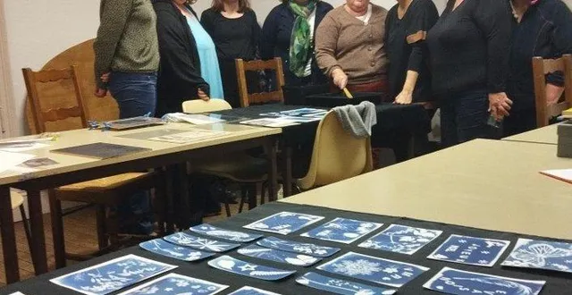 photo  charlotte bedanne (alias wisteria, 3e en partant de la gauche), a initié 43 adhérentes de brin d’art créations à la technique du cyanotype. la dernière session a eu lieu mercredi 19 novembre à la maison des quatre vents à brain, avec un groupe nouvellement constitué depuis septembre, mené par natacha régnier.  &copy;  co 