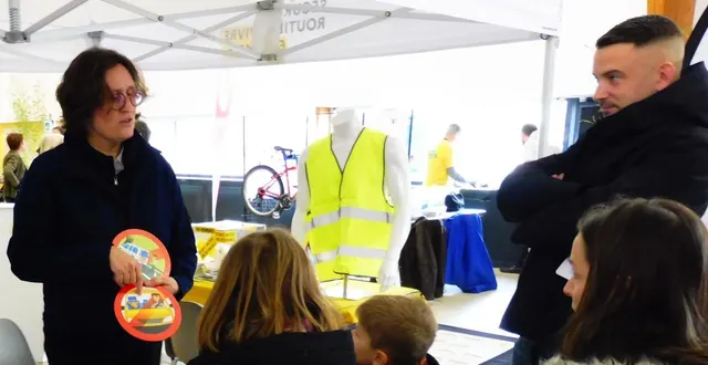 photo  au stand de la sécurité routière, une famille attentive aux explicationsde l’animatrice.  &copy;  co 