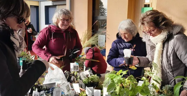 photo  des visiteurs passionnés de jardinage, prêts aux échanges.  &copy;  le maine libre 