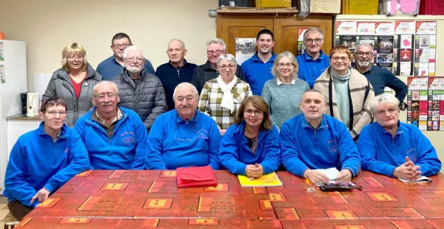 photo  didier bergua, président de l’association (2e depuis la droite, au premier rang) entouré du bureau et des membres bénévoles  &copy;  le maine libre. 