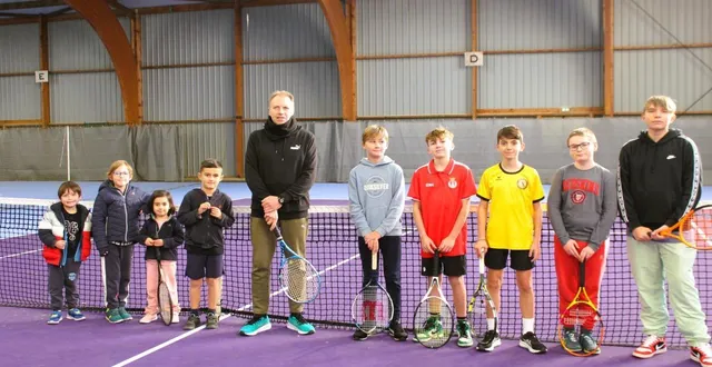 photo  arnaud bouanich avec quelques-uns des jeunes élèves, des plus petits aux un peu plus âgés, pendant la pause entre deux séances.  &copy;  le maine libre 