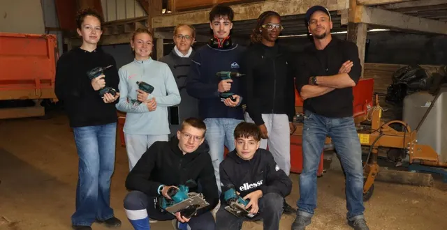 photo  les six apprentis bricoleurs posent fièrement avec leurs outils en mains.  &copy;  le maine libre 