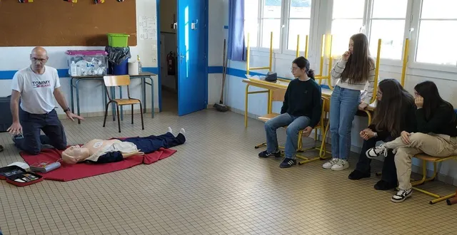 photo  stéphane lenoir, enseignant, explique le massage cardiaque aux élèves de 3e.  &copy;  co 