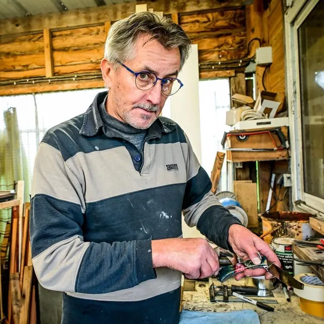 photo didier bergeot est coutelier et a inventé un couteau pour racler les pots de rillettes.  ©  photo le maine libre - yvon loue