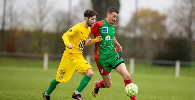 photo  au duel avec clément lormier, de l’es saint-cerbouillé, maxime beaumard (fc pays de l’ouin) a pris goût au duel défensif depuis son repositionnement.  &copy;  co - clémence chauvin 