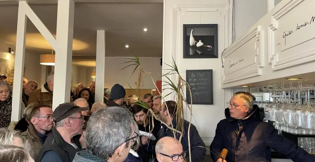 photo  frédéric nowakowski, commissaire-priseur à argentan, s’est chargé de la vente des lots du restaurant la parenthèse à flers, dans l’orne.  &copy;  ouest-france 