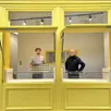 photo la façade jaune de la boutique « cœur de madeleines » ne passe pas inaperçue rue de l’étoile. mattéo thomazo, à gauche, sera le responsable de production, ici à côté du gérant loïc bessin.