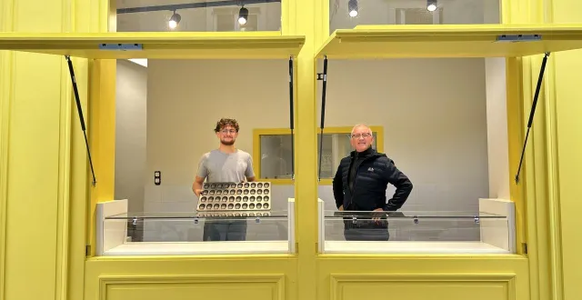 photo  la façade jaune de la boutique « cœur de madeleines » ne passe pas inaperçue rue de l’étoile. mattéo thomazo, à gauche, sera le responsable de production, ici à côté du gérant loïc bessin.  &copy;  le maine libre 