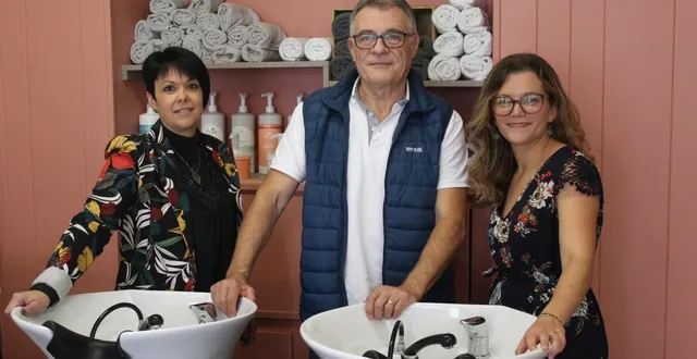 photo  désormais rebaptisé « divin’mans », la nouvelle patronne du salon de coiffure (à droite) succède à bruno leblanc et conserve la salariée, jennifer grassin.  &copy;  le maine libre. 