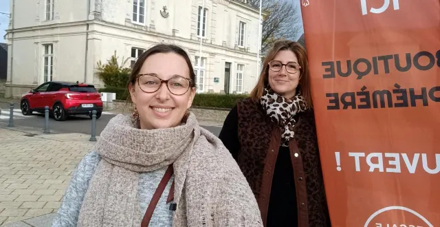 photo  philippine carcénat et julie ras, responsables de l’association, devant le centre culturel de mayet.  &copy;  le maine libre 