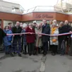 photo une résidente inaugure la résidence du plessis entre catherine babillot et christophe rouillon, avec marie-thérèse leroux et yves calippe à droite, entourés d’élus et de résidents.