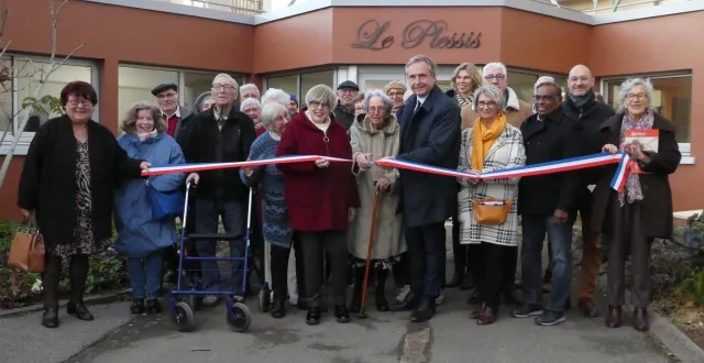 photo  une résidente inaugure la résidence du plessis entre catherine babillot et christophe rouillon, avec marie-thérèse leroux et yves calippe à droite, entourés d’élus et de résidents.  &copy;  ouest-france 