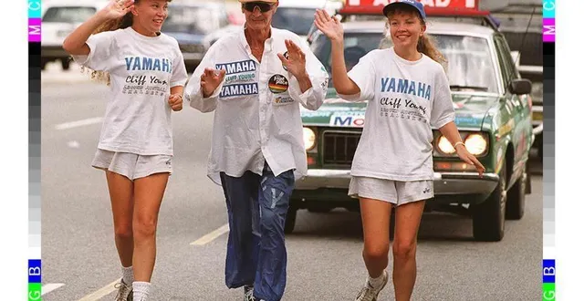 photo  cliff young, en avril 1997, lors de son tour de l’australie à pied.  &copy;  photo : archives greg wood / afp 