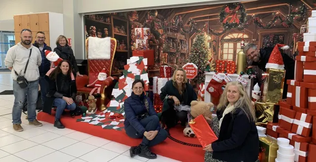 photo  ambiance festive pour l’équipe d’assanble, mobilisée pour le marché de noël du dimanche 30 novembre.  &copy;  ouest-france 