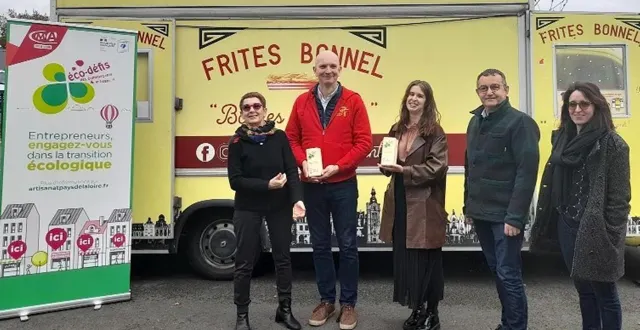 photo  de gauche à droite : laurence bessonneau, élue cma, vincent pécourt, dirigeant des frites bonnel, camille crohin, dirigeante de camille crohin pâtisserie, samuel moussay, directeur du crédit agricole anjou maine, émeline le gal, chargée de mission transition écologique à la cma.  &copy;  cma - emmeline le gal 