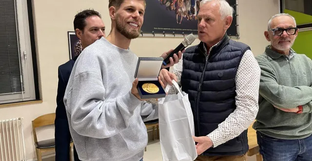 photo  jimmy gressier a reçu la médaille de la ville des mains de gilles leproust, maire d’allonnes, sous l’œil de son complice philippe leboucher.  &copy;  le maine libre. 